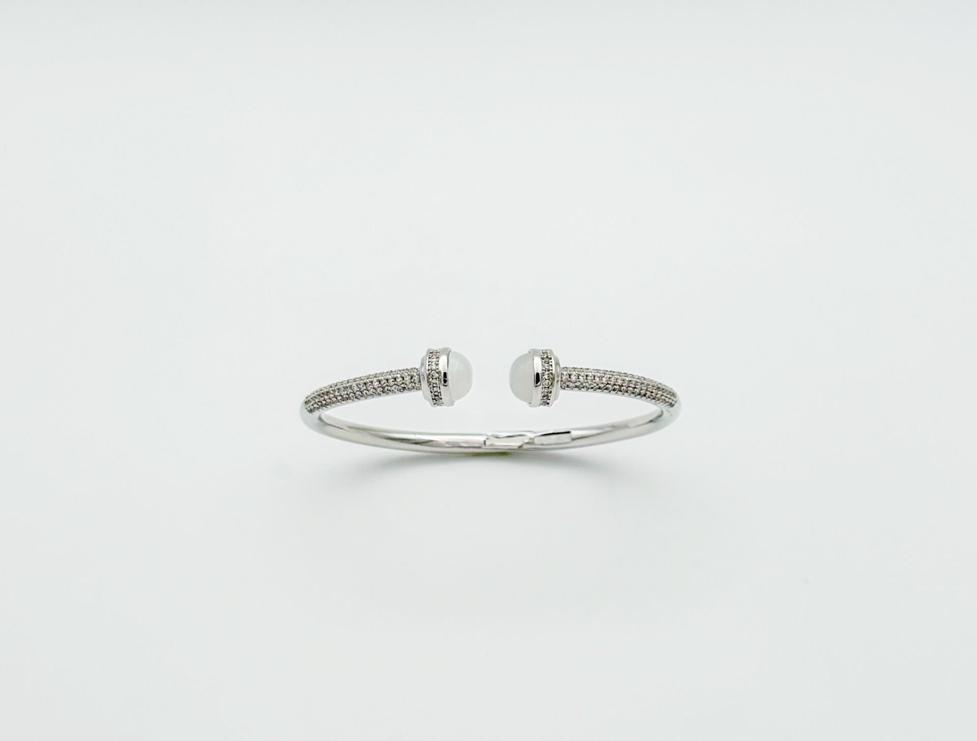 White Gold Plated Nova Kelepçe