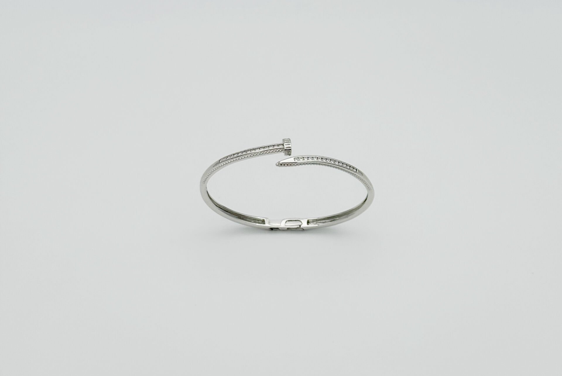 White Gold Plated Nailia Kelepçe