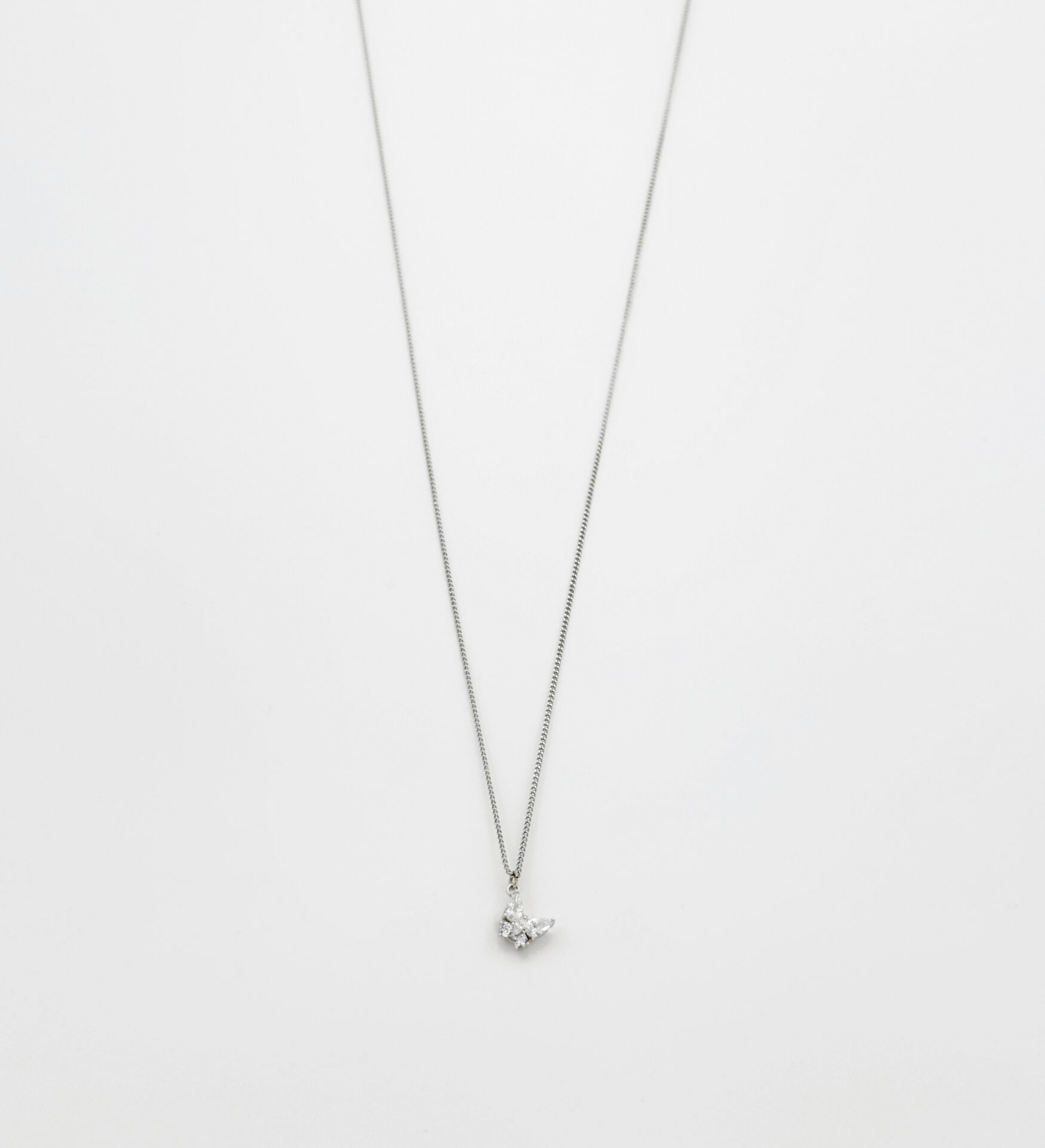 White Gold Plated Işıltılı Kelebek Kolye