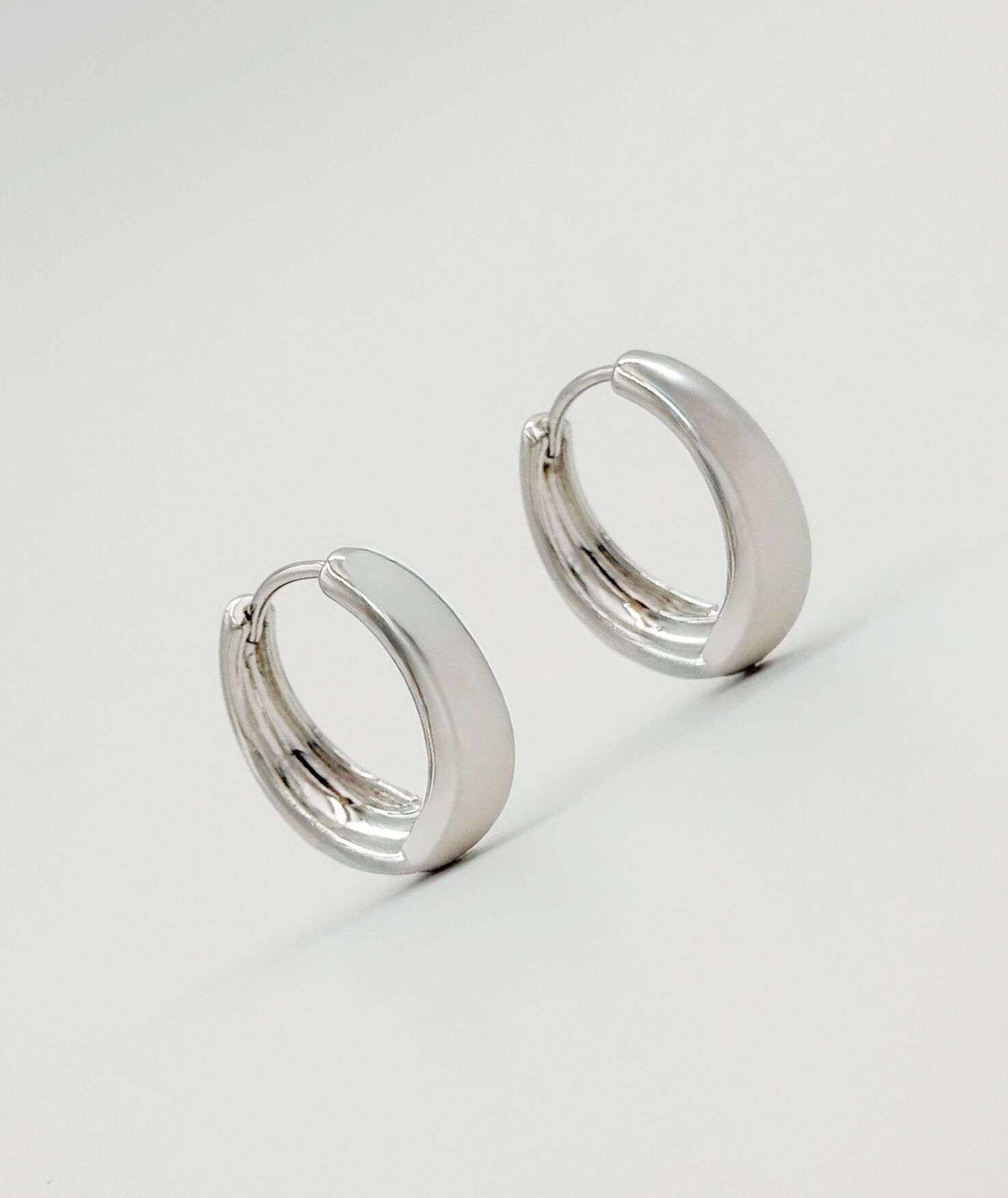 White Gold Plated Panier Hoop Küpe