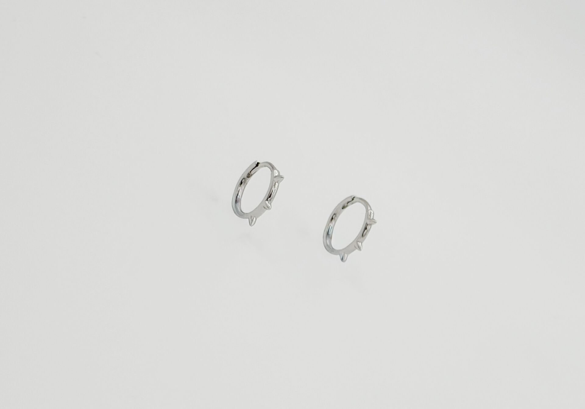 White Gold Plated Swirl Hoop Küpe