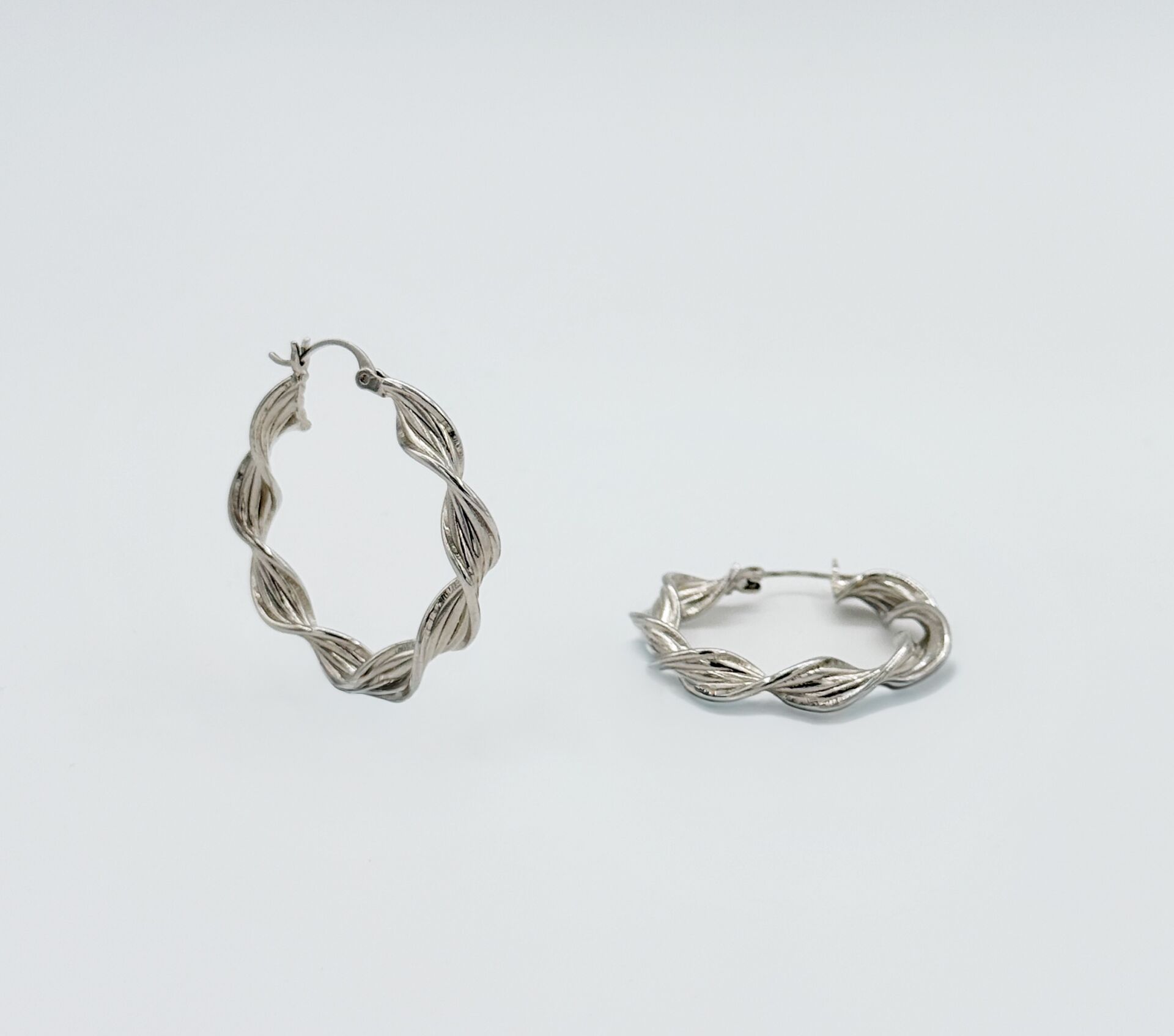 White Gold Plated Twist Hoop Küpe