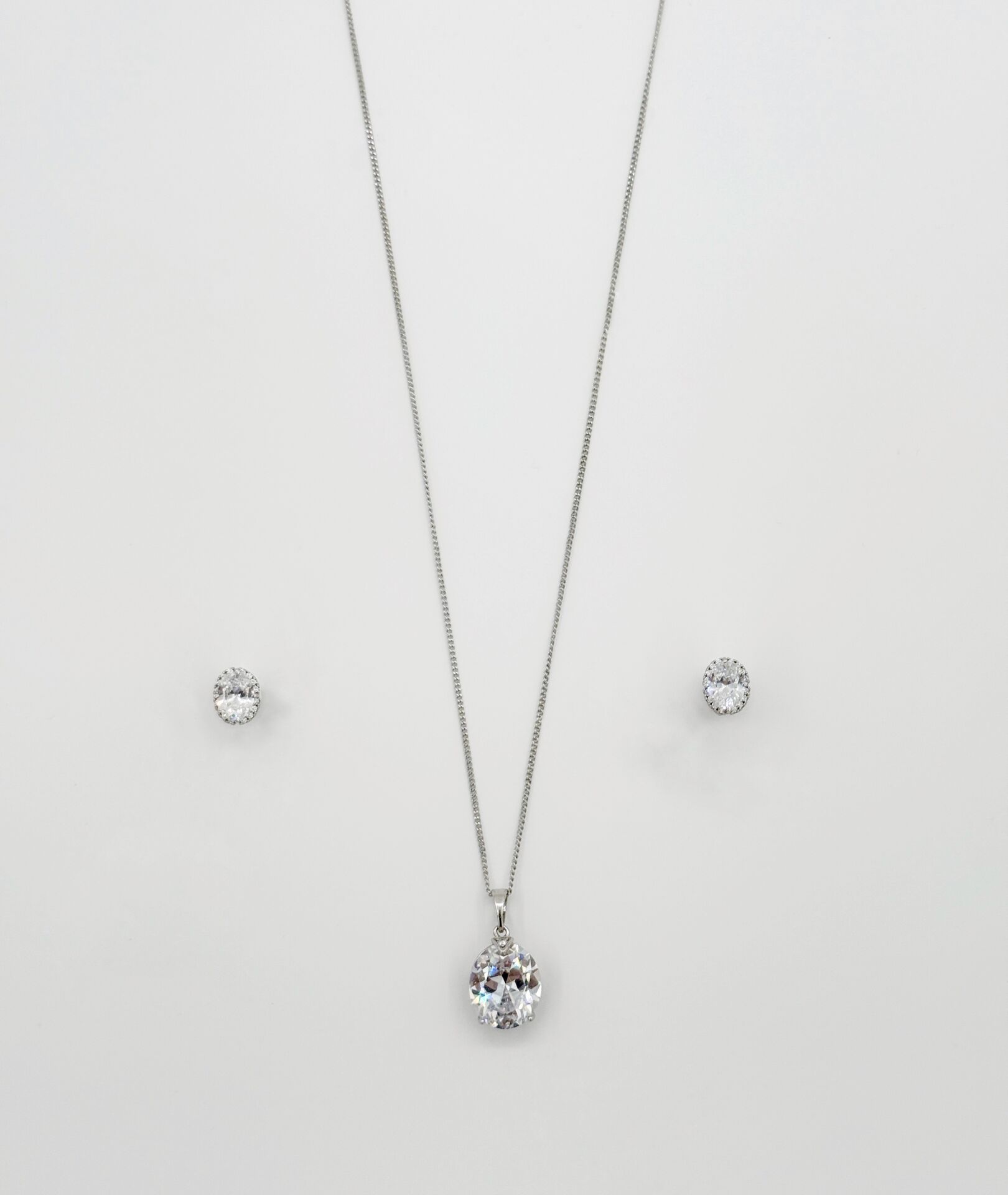 White Gold Plated Büyüleyici Işıltı Küpe Kolye Set