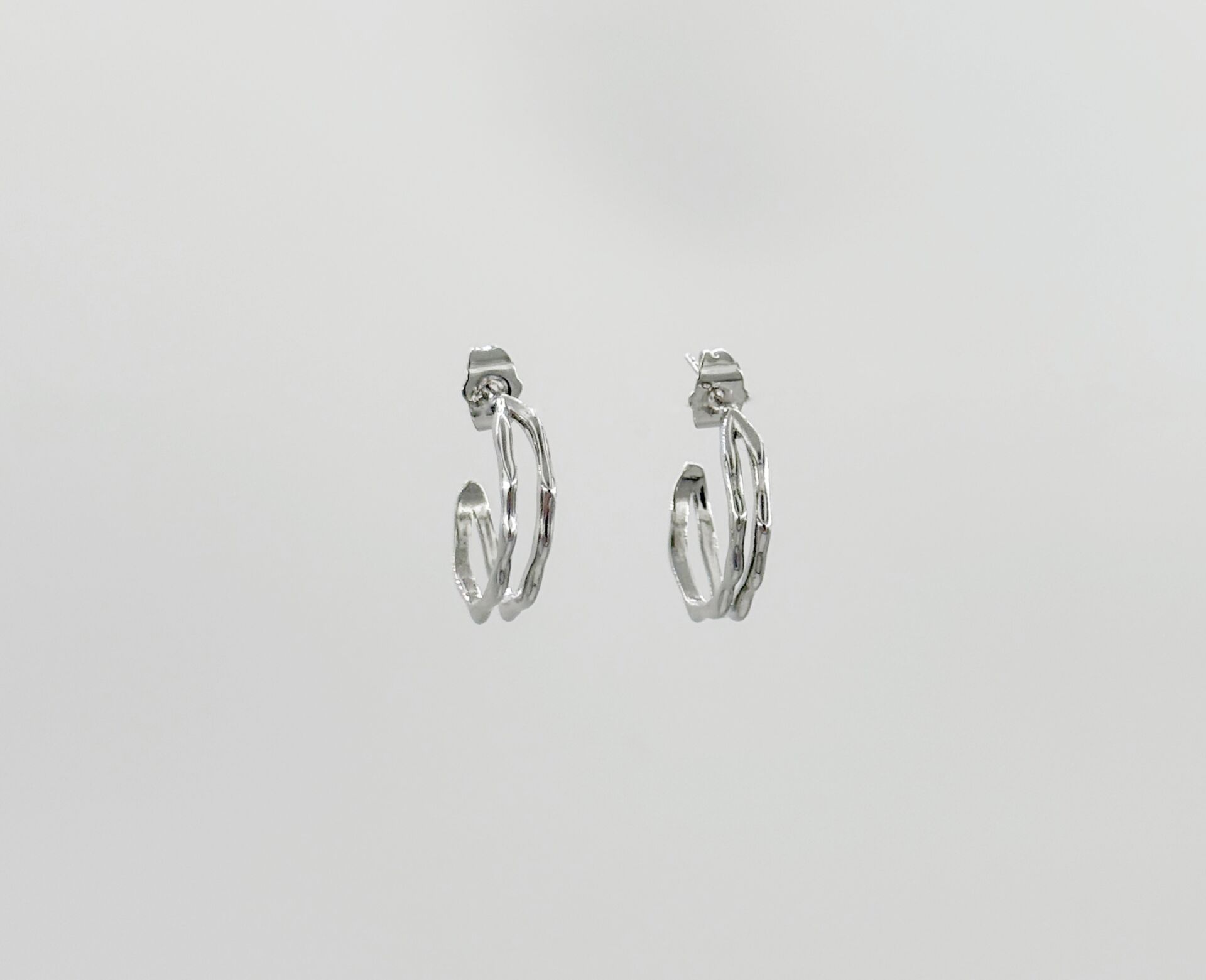 White Gold Plated Di Wave Hoop Küpe