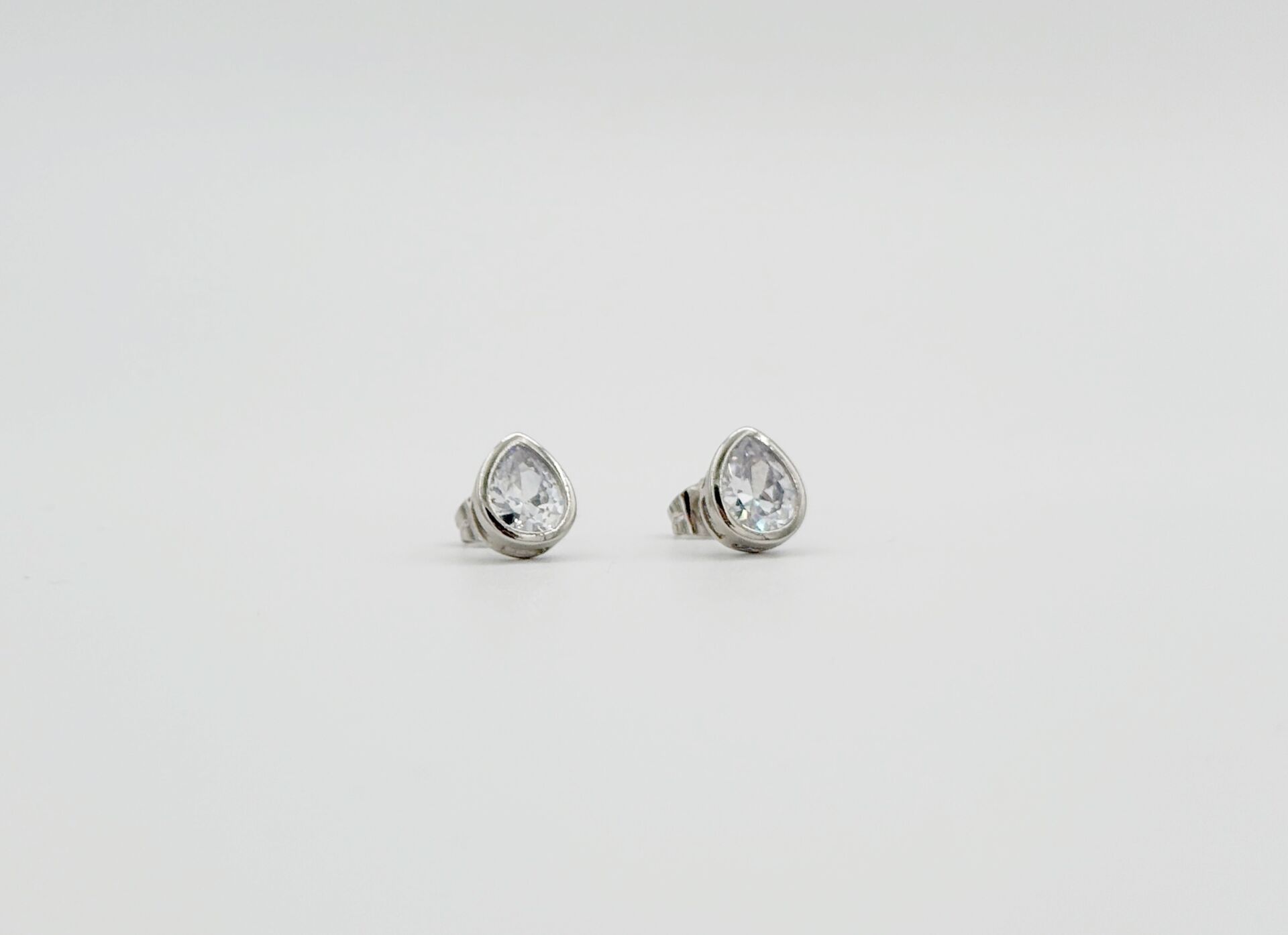 White Gold Plated Baisse Stud Küpe