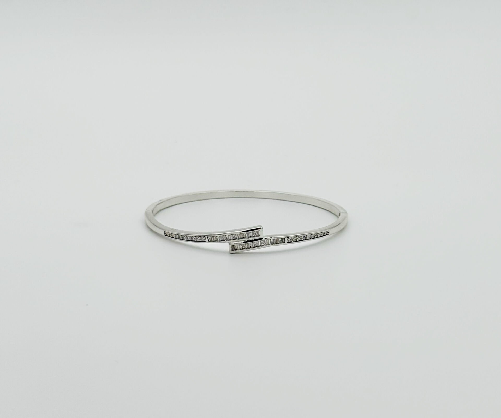 White Gold Plated Medley Glow Kelepçe