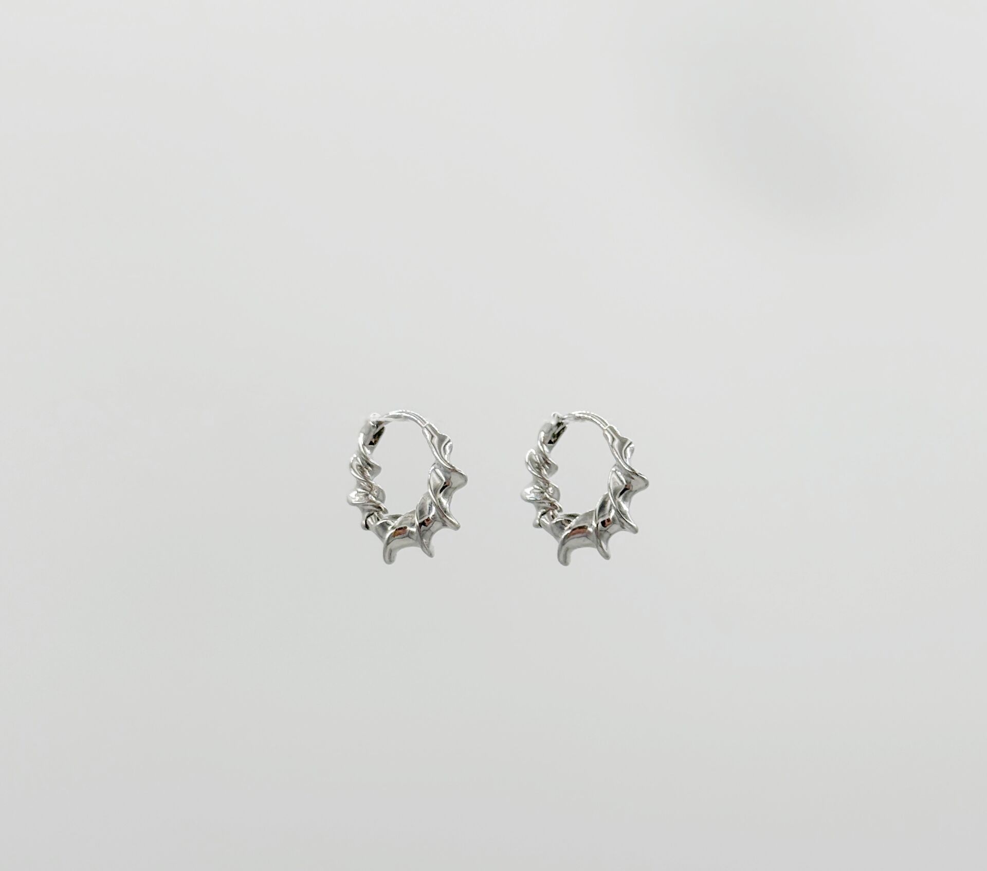 White Gold Plated Enlace Hoop Küpe