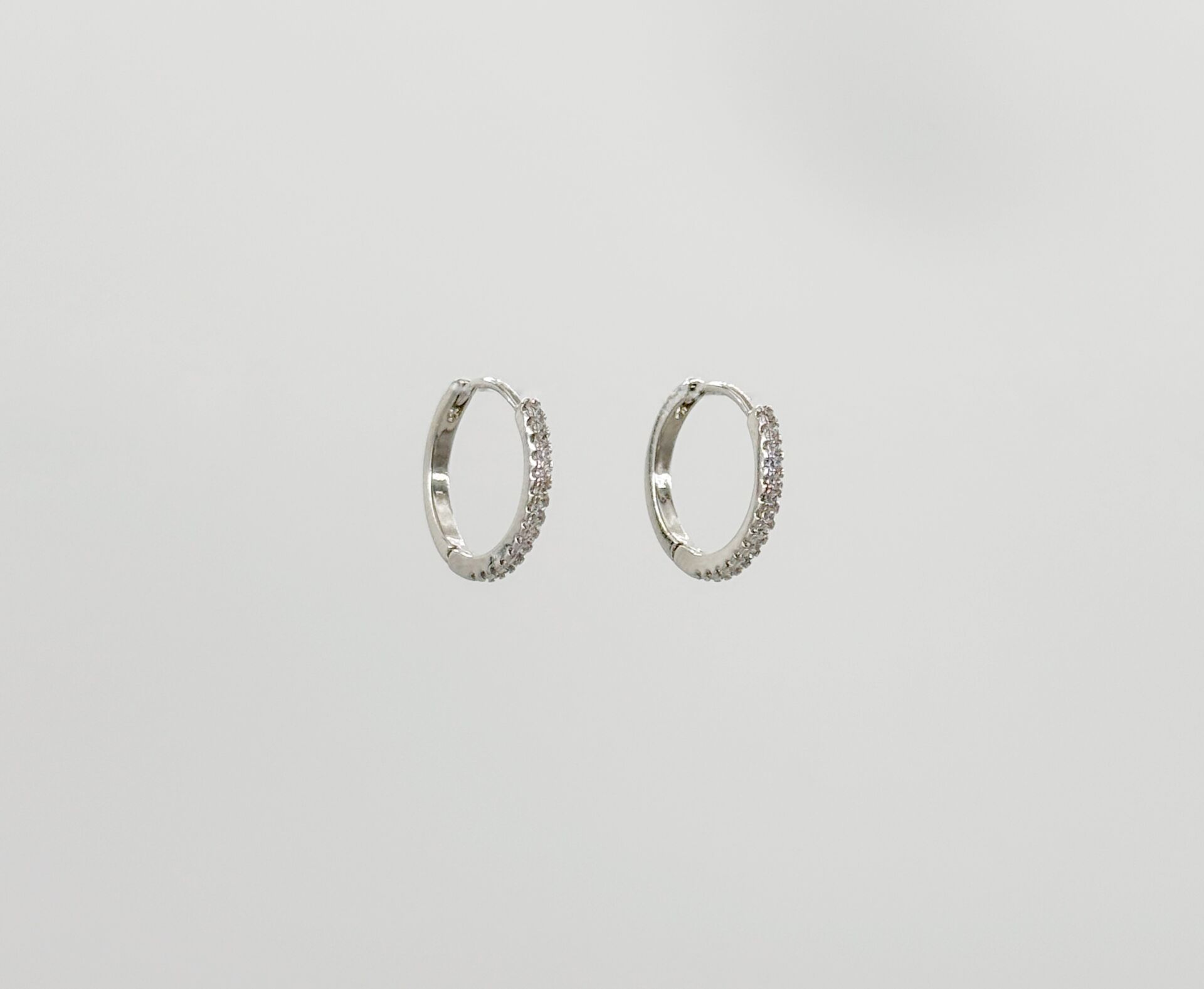 White Gold Plated Simply Stone Hoop Küpe