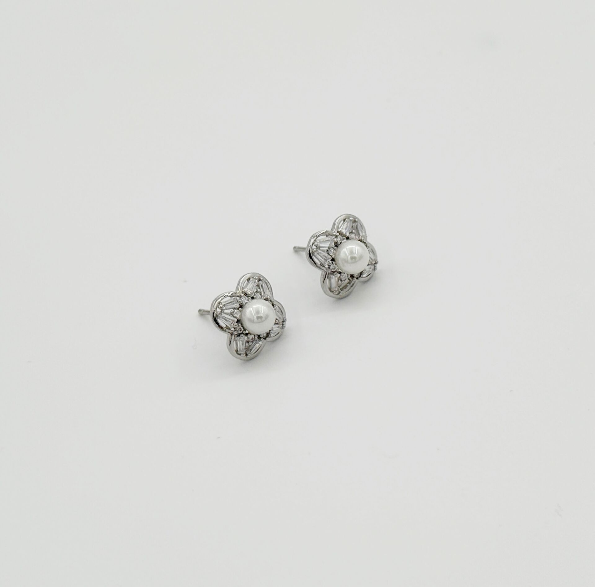 White Gold Plated Fiore Pearl Stud Küpe
