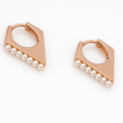 18K Rose Gold Plated V Pearl Hoop Küpe