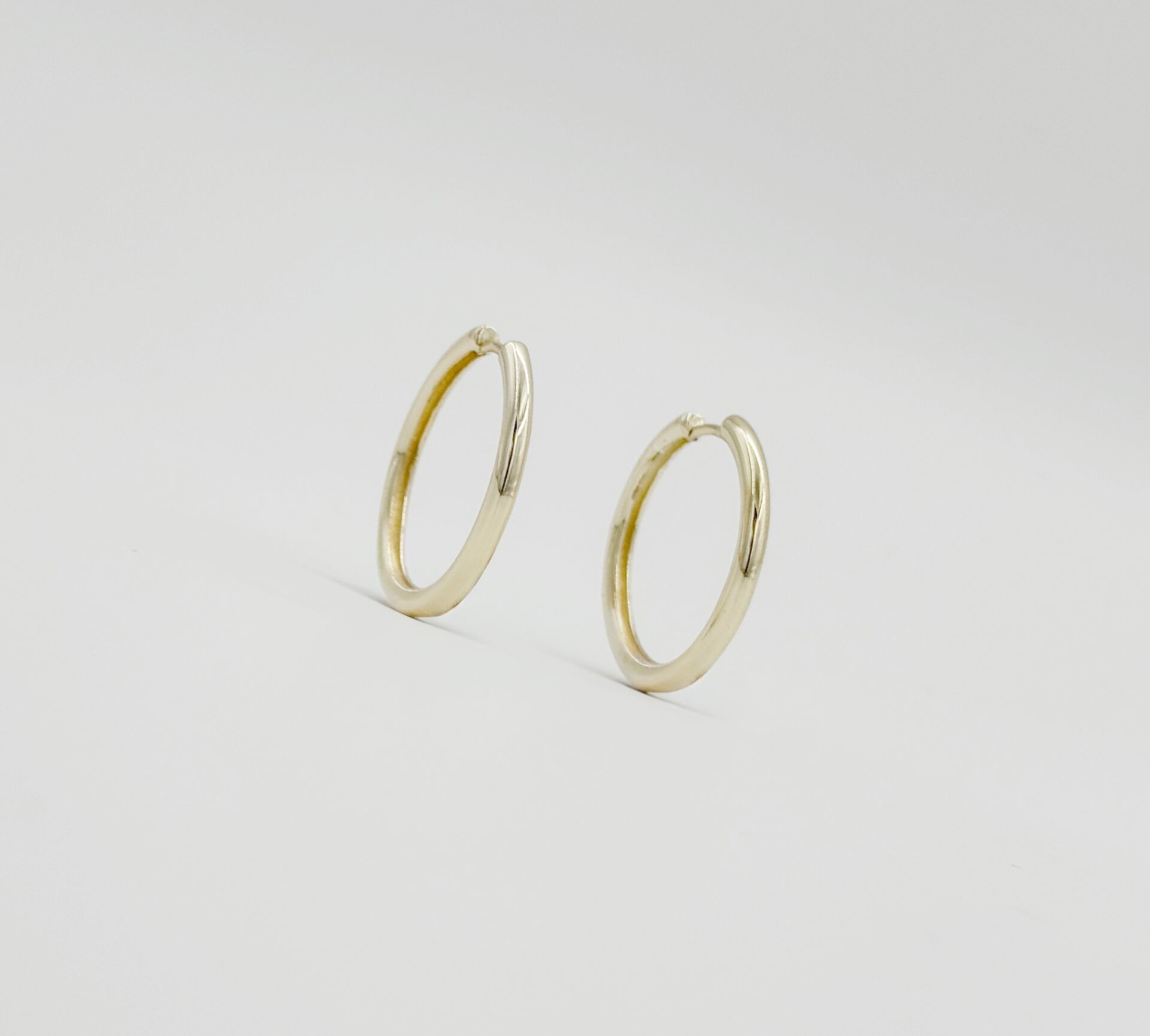 14K Gold Plated Sade Round Hoop Küpe