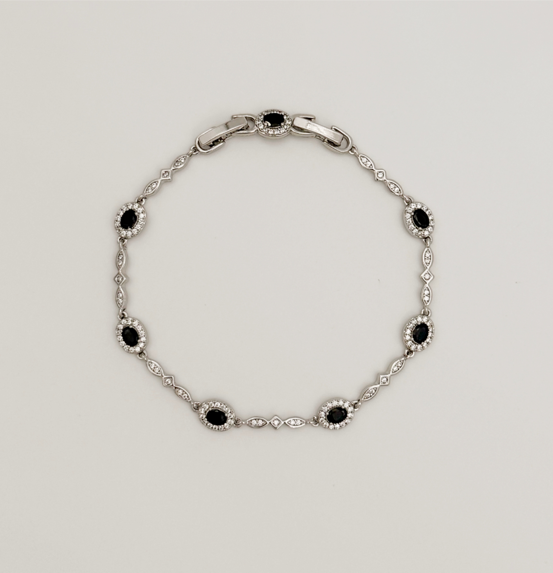 White Gold Plated The Grace Of Black Bileklik