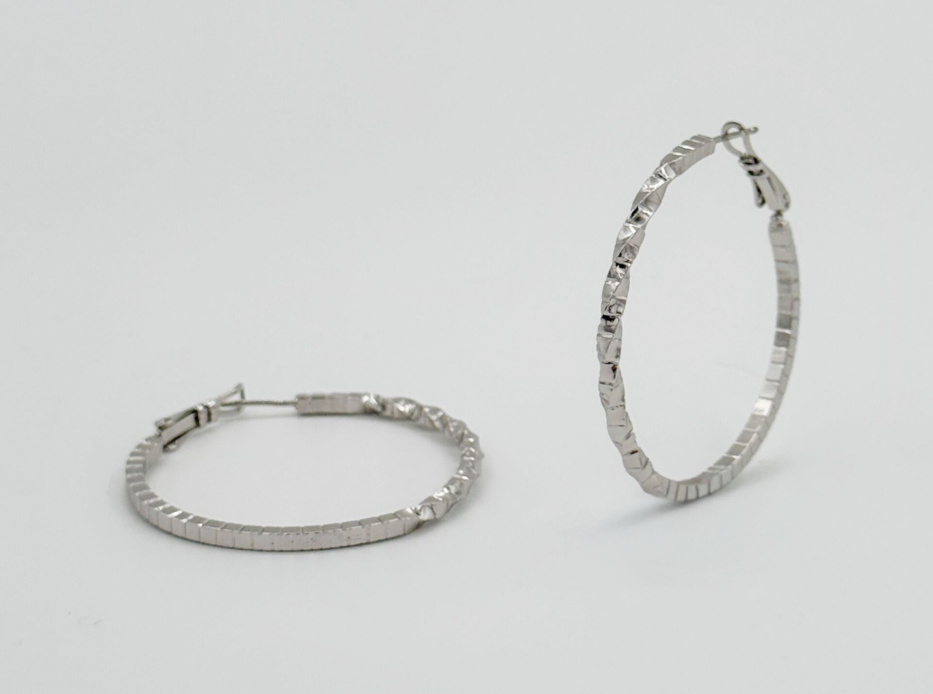 White Gold Plated Twist Blended Hoop Küpe