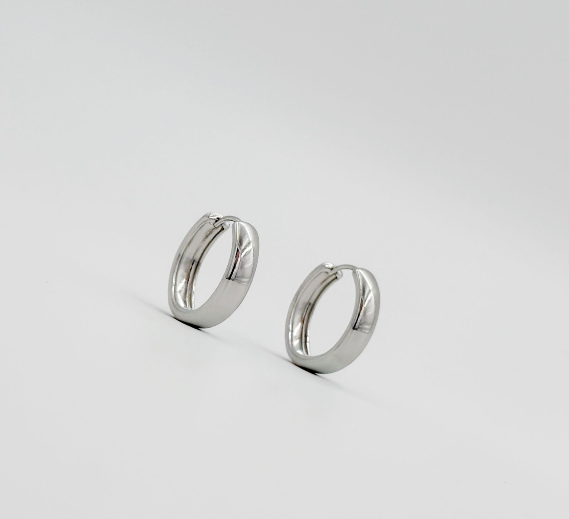 White Gold Plated Epais Hoop Küpe