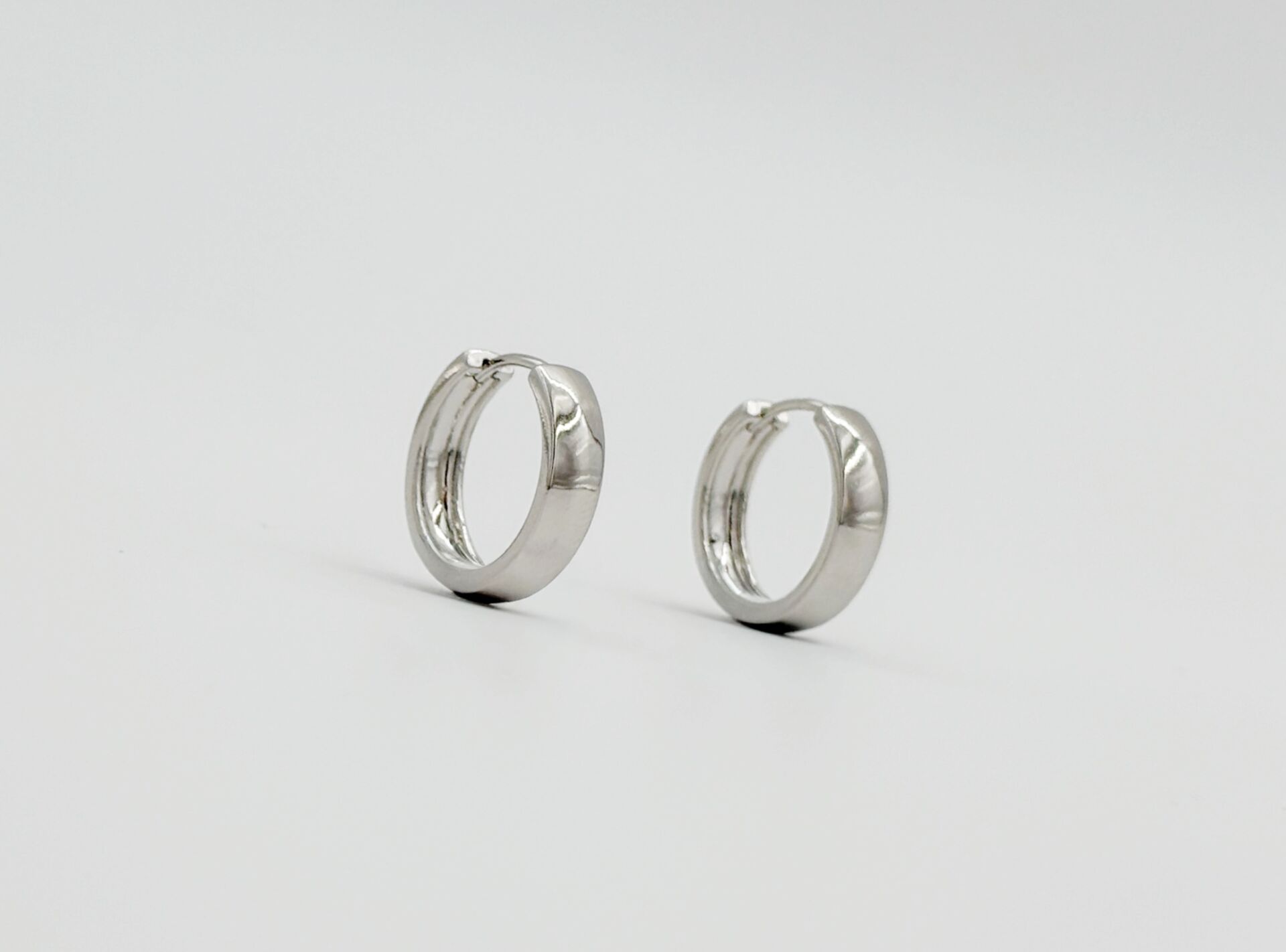 White Gold Plated Epais Hoop Küpe