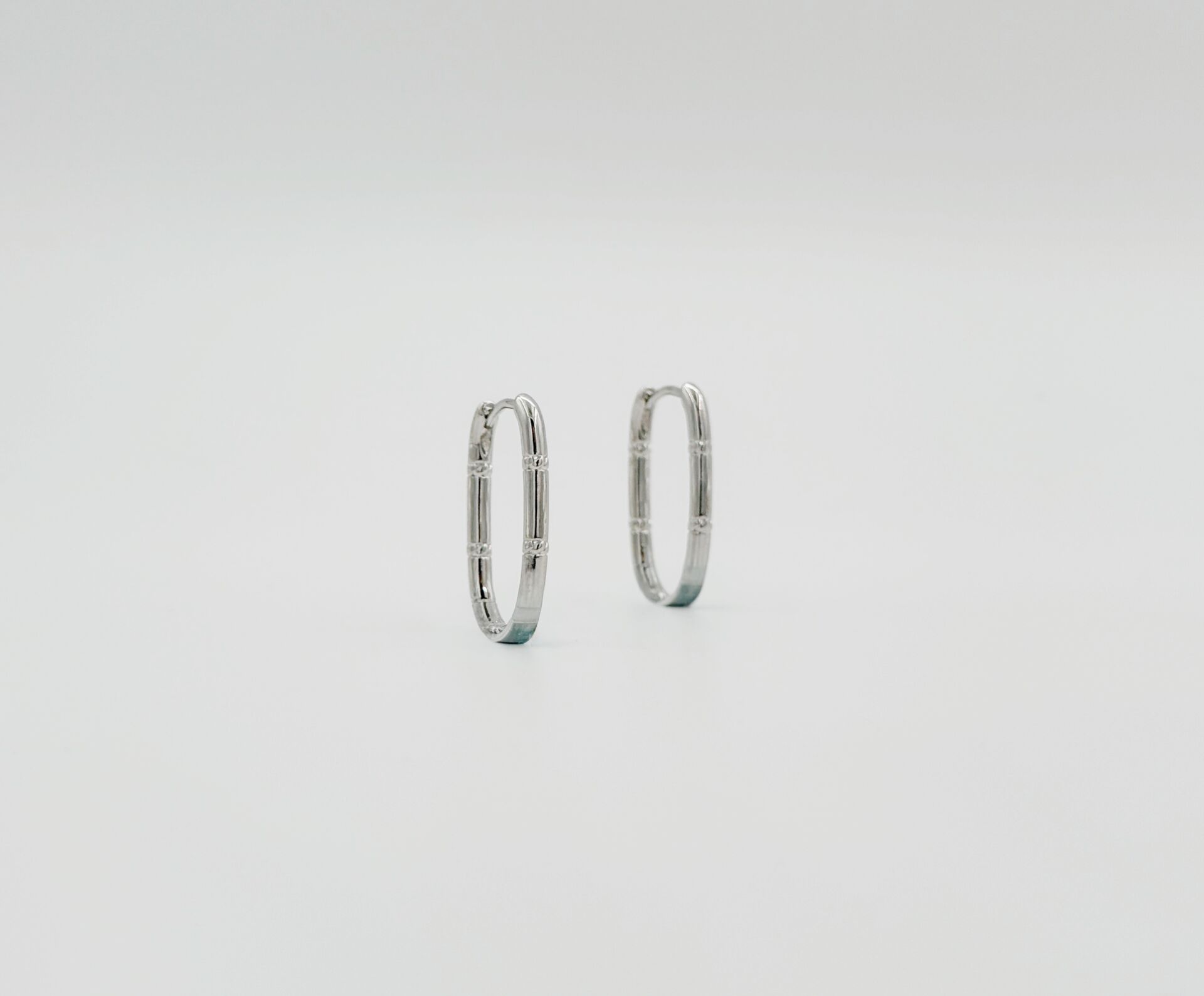 White Gold Plated Slim Node Hoop Küpe