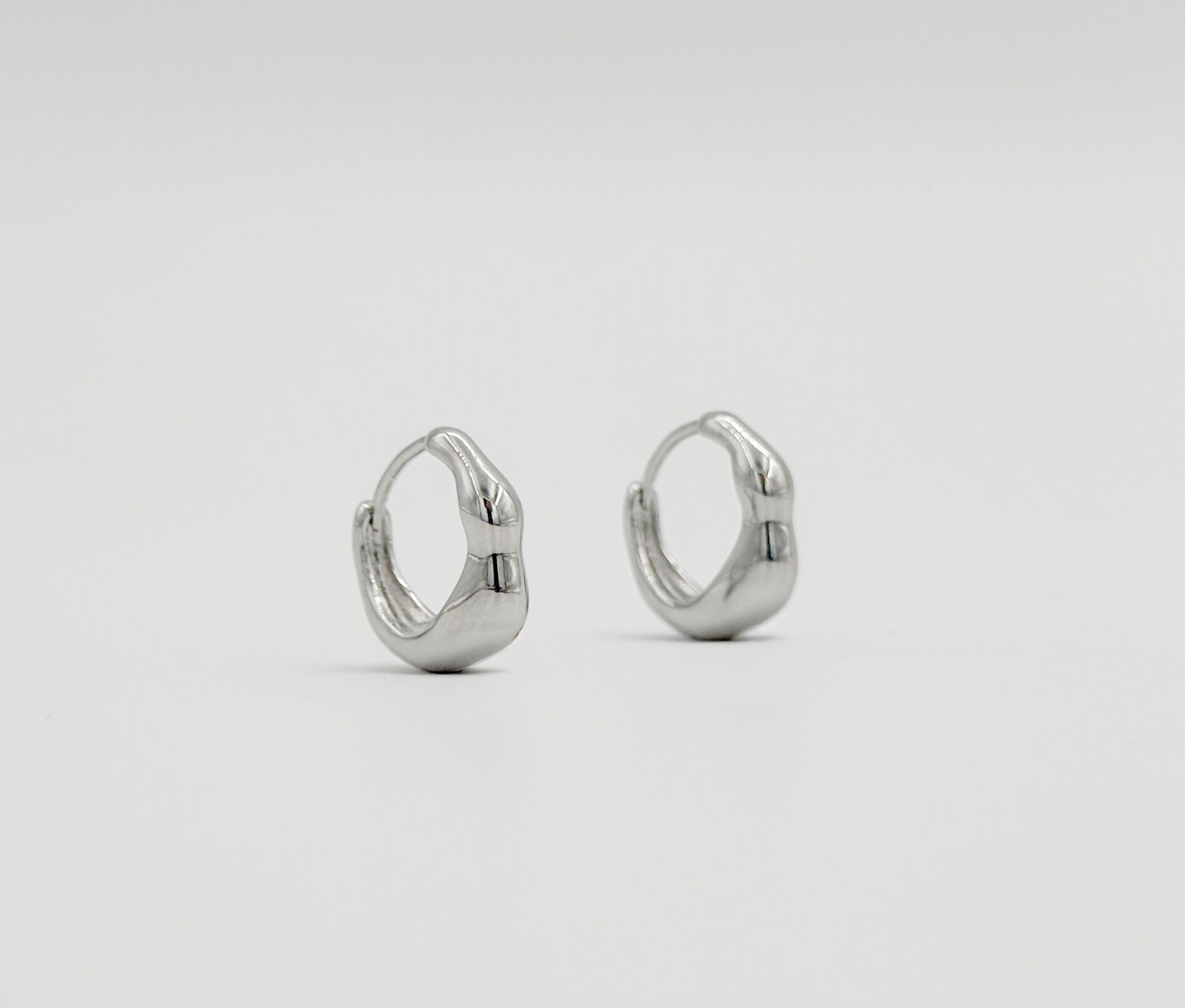 White Gold Plated Puffy Panier Hoop Küpe