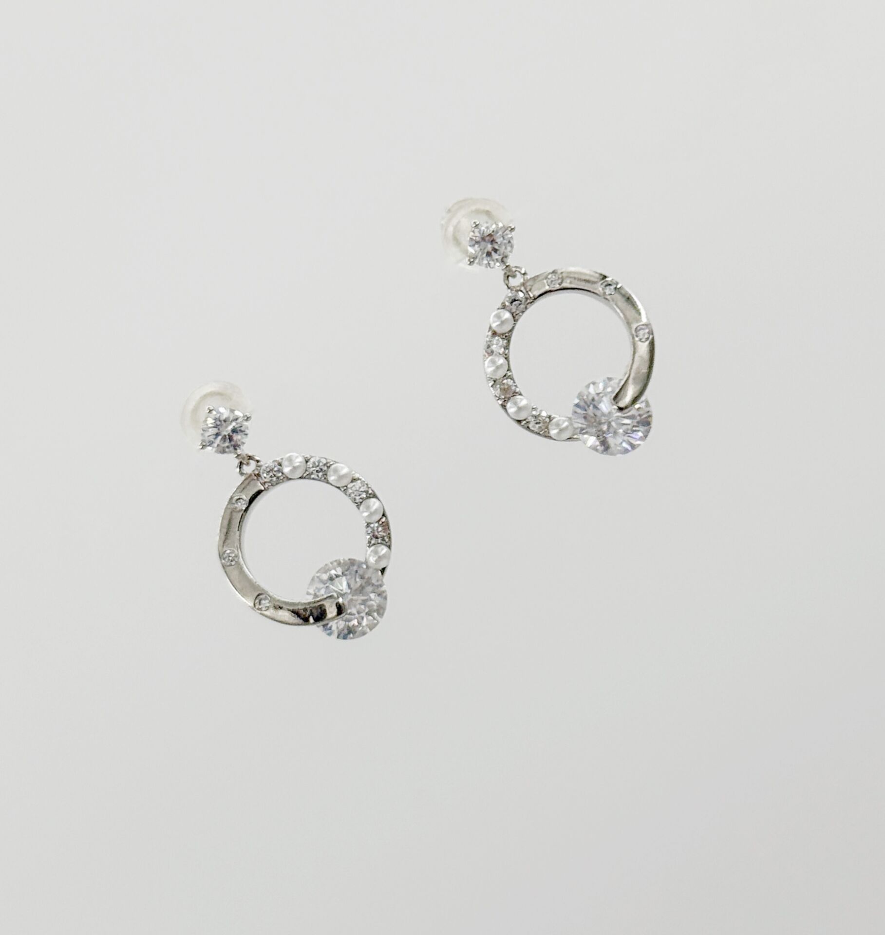 White Gold Plated Sparkling Circle Stud Küpe